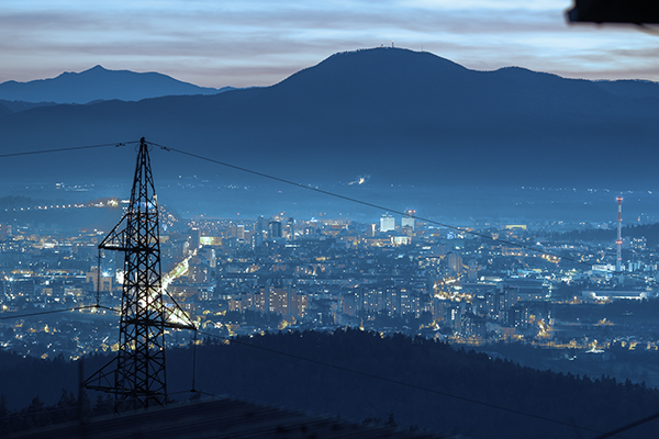 W jaki sposób kable zasilające WN, SN i NN zapewniają niezawodną dystrybucję energii elektrycznej?